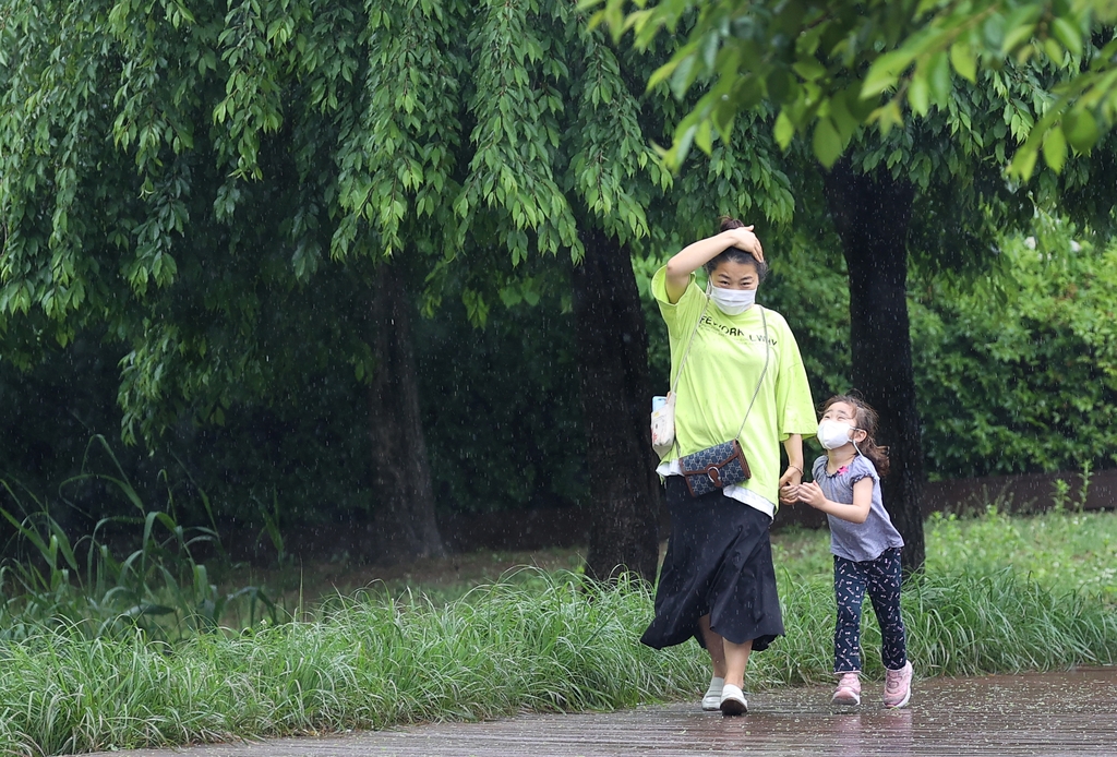 '비가 와도 즐거운 엄마와의 우중 산책'