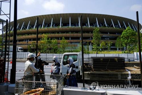 (도쿄 로이터=연합뉴스) 도쿄올림픽의 주 경기장으로 사용될 일본 국립경기장 근처에서 10일 작업자들이 울타리를 설치하고 있다.