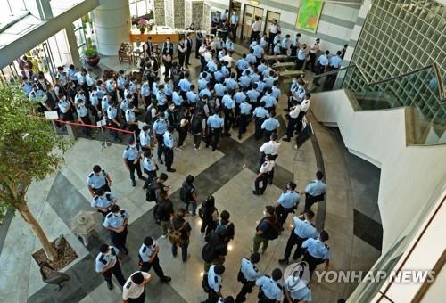 (홍콩 AP=연합뉴스) 홍콩의 대표적 반중 매체인 빈과일보 본사 로비에 17일 경찰이 출동해 있다. 