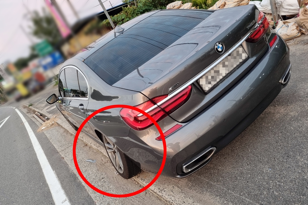차축에서 이탈한 BMW 740Li 승용차 뒷바퀴(빨간 동그라미)