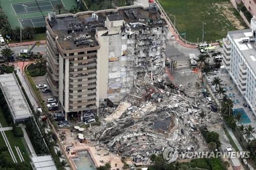 24일(현지시간) 미국 플로리다주 마이애미데이드카운티 서프사이드에서 붕괴한 아파트. [로이터=연합뉴스]