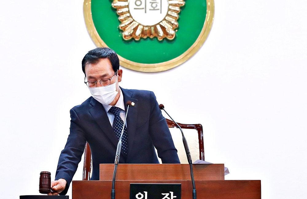 본회의 주재하는 김천수 태백시의회 의장