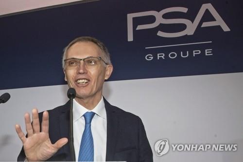 전기차에 '올인' 밝힌 다국적 기업 스텔란티스 (뤼에유말메종 AP=연합뉴스) 세계 4위의 다국적 자동차 회사 스텔란티스가 테슬라와 경쟁하는 전기차(EV) 업체로 거듭나기 위해 대규모 투자 계획을 밝혔다고 로이터통신 등이 8일(현지시간) 보도했다. 카를로스 타바레스 스텔란티스 최고경영자(CEO)는 이날 화상으로 진행한 'EV 데이 2021'에서 전기차 개발·양산에 2025년까지 300억 유로(약 40조8천억 원) 이상을 투자한다고 밝혔다. 사진은 타바레스 CEO가 작년 2월 결산보고를 위해 프랑스 파리 외곽 뤼에유말메종을 방문한 모습. sungok@yna.co.kr(끝)