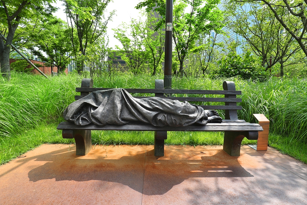 티모시 슈말츠의 작품인 '노숙자 예수'가 공원 벤치에 누워있다. [사진/조보희 기자]