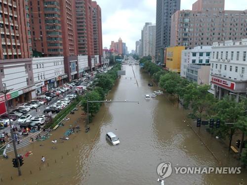 21일 폭우로 물에 잠긴 중국 허난성 정저우 [로이터=연합뉴스]