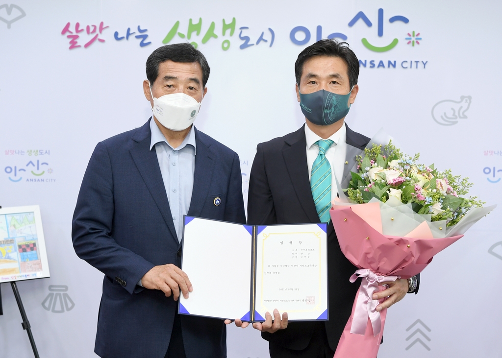 안산 그리너스 윤화섭 구단주(왼쪽)와 김진형 신임 단장