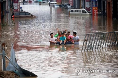 22일 중국 허난성 정저우의 홍수현장에서 대피 중인 어린이들