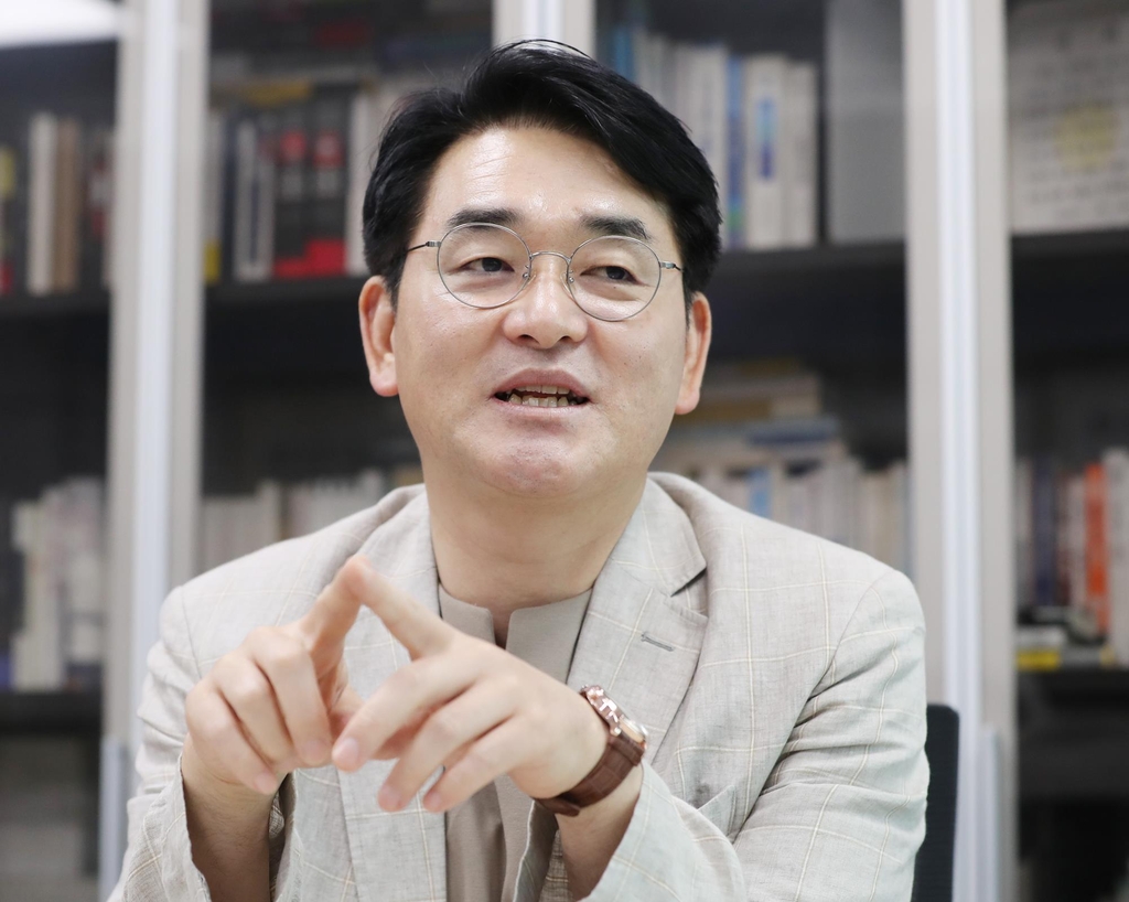 더불어민주당 대권주자인 박용진 의원이 연합뉴스와 인터뷰하고 있다.