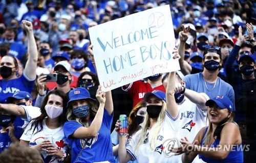 토론토 블루제이스 선수들을 환영하는 홈팬들