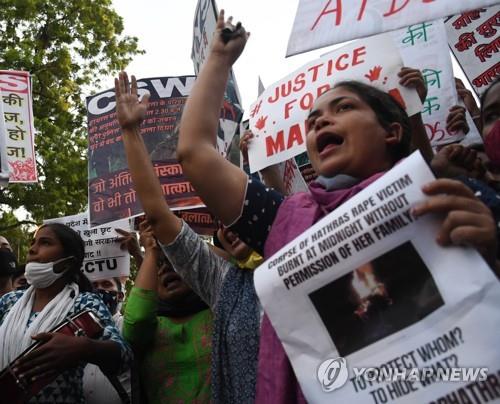 2020년 10월 인도 뉴델리에서 성폭행 근절과 가해자 처벌을 요구하는 시위대. [EPA=연합뉴스]