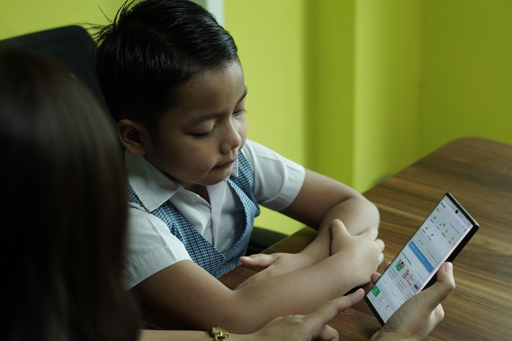 인도네시아판 '아이엠스쿨' 앱 사용하는 어린이
