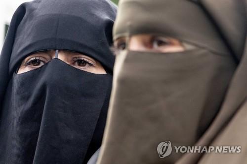니캅 쓴 무슬림 여성들 자료사진 