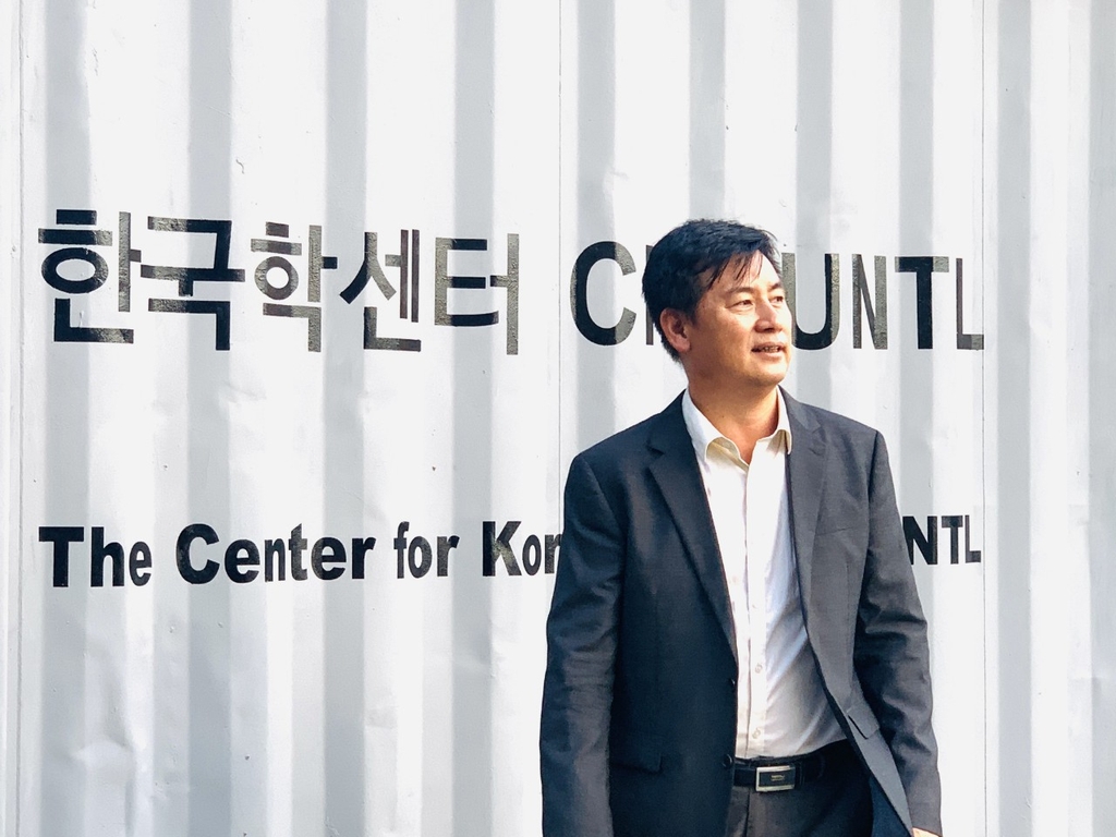 새로 마련한 한국학센터 앞의 최창원 교수