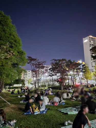 광주 염주체육관 잔디밭에 모인 시민들