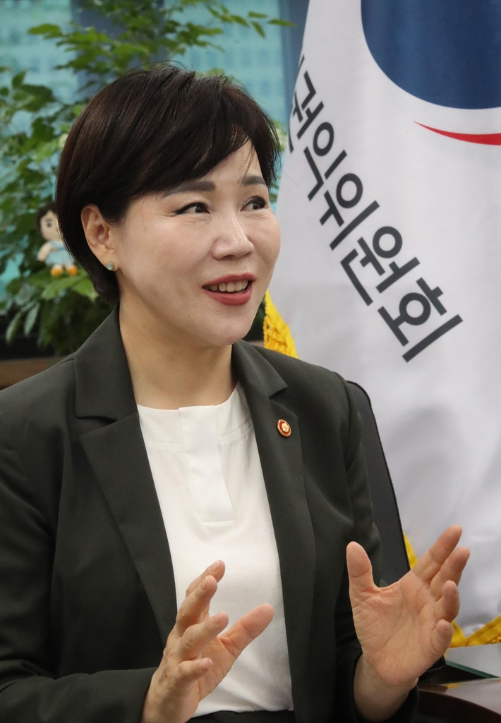 인터뷰하는 전현희 국민권익위원장
