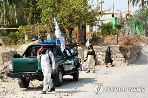 9월 18일 아프간 동부 잘랄라바드 폭탄 공격 현장을 수색하는 탈레반 대원. [AFP=연합뉴스]