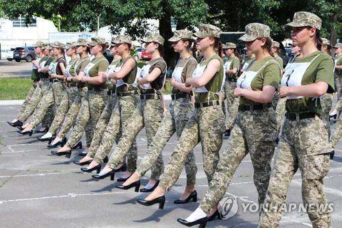 하이힐을 신고 퍼레이드 연습 중인 우크라이나 여군 [AFP/우크라이나 국방부=연합뉴스 자료사진]