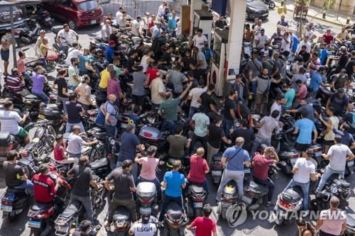 연료를 구하기 위해 주유소에 몰려든 베이루트 시민들.