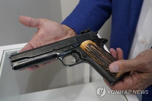 20세기 총기 중 최고가로 경매에서 낙찰된 알카포네의 애장 권총
