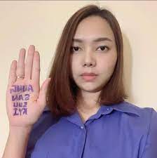 이번 경매를 주관한 빤 셀 로 씨가 자신의 SNS에 올린 사진으로 아웅 산 수 치라고 쓴 손바닥을 보이고 있다. [SNS 캡처. 재판매 및 DB 금지]