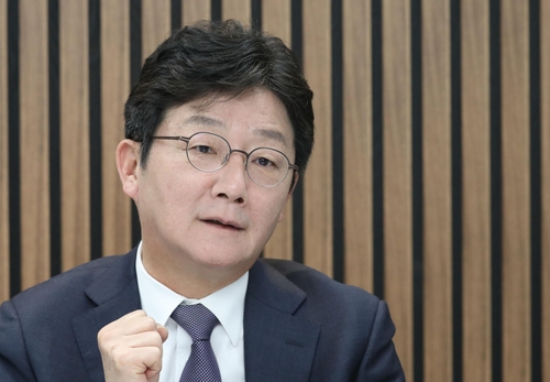 연합뉴스와 인터뷰하는 유승민 전 의원