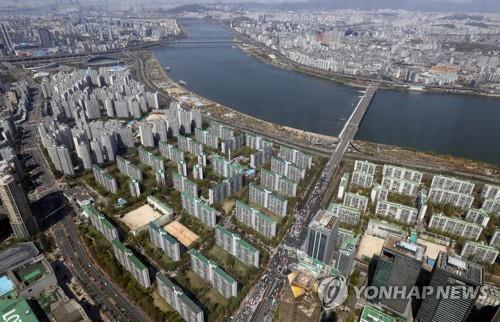 서울 송파구 롯데월드타워 전망대에서 바라본 한강변 아파트