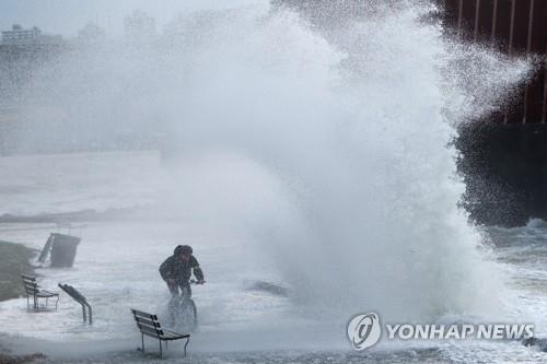 파도를 뚫고 달리는 자전거