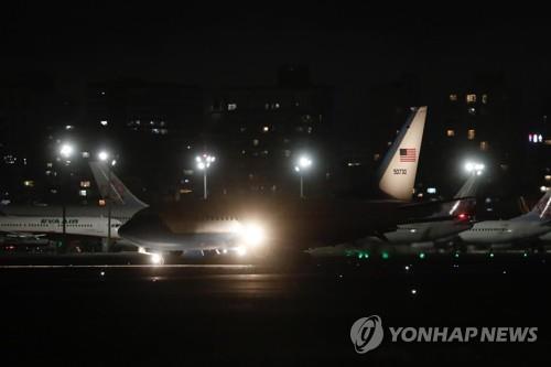타이베이 쑹산공항 도착한 미 정부 전용기