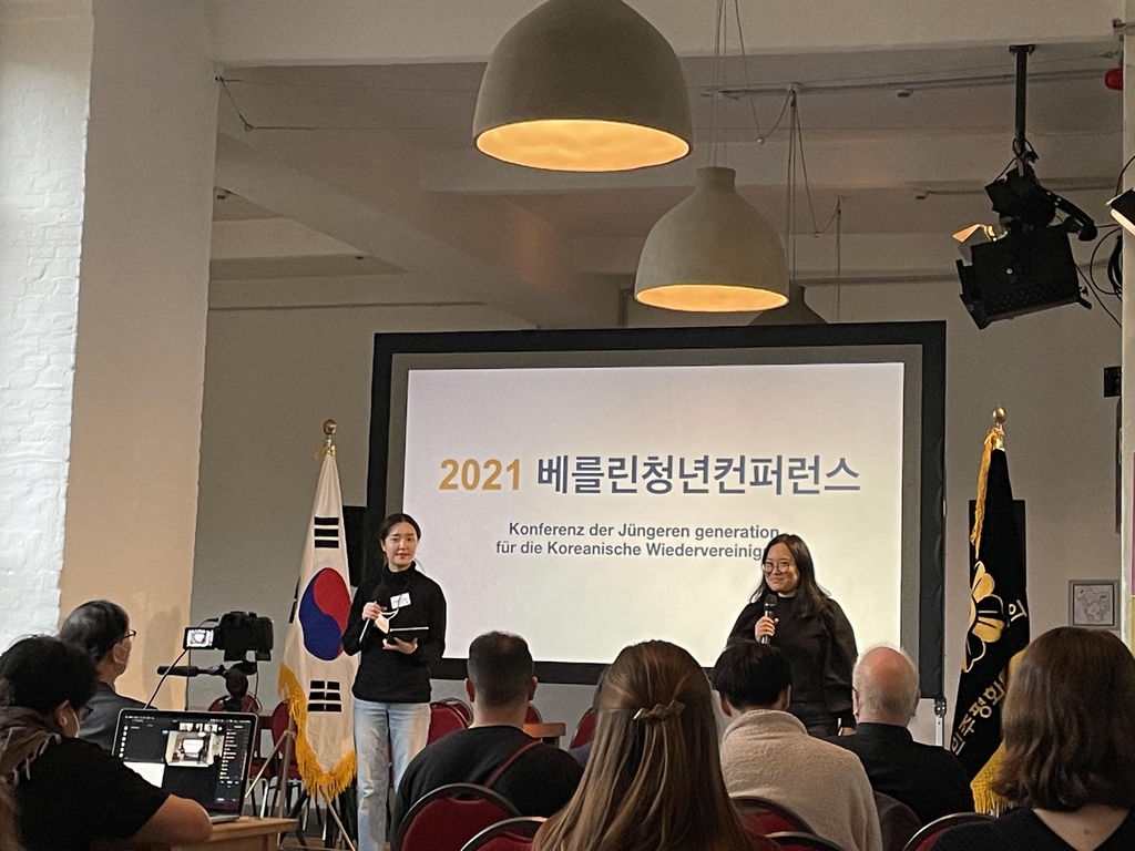 (베를린=연합뉴스) 이 율 특파원 = 27일(현지시간) 독일 베를린에서 열린 민주평화통일자문회의 베를린 청년컨퍼런스에서 안세경 민주평통 베를린지회 청년회장이 개회사를 하고 있다. 2021.11.27