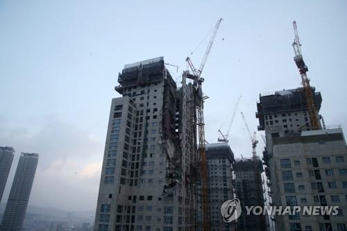 공사 중인 아파트 외벽 붕괴
