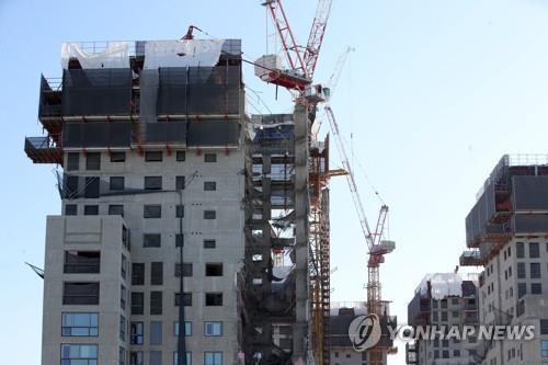 붕괴 아파트에 걸쳐 있는 크레인