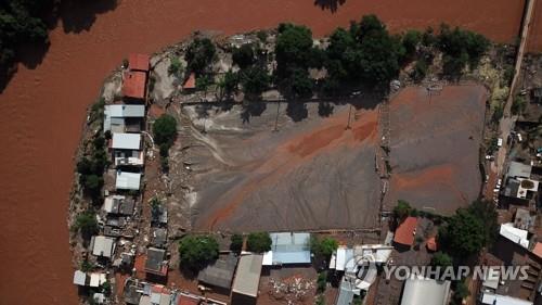 폭우로 진흙탕 된 브라질 남동부 지역 축구장