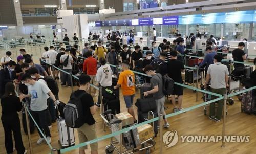 작년 7월 베트남 특별입국을 위해 인천공항 출국장에서 줄서 있는 기업인들