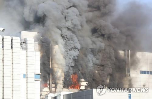이차전지 소재 제조공장인 에코프로비엠 공장 건물에서 발생한 불.