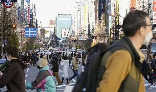 (도쿄 교도=연합뉴스) 일본 전국에서 코로나19 신규 확진자가 5만 명 선을 처음 넘은 22일 오후 도쿄 번화가인 아키하바라(秋葉原)가 행인들로 붐비고 있다. 