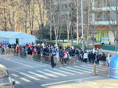 코로나19 전수검사 기다리는 베이징 시민들