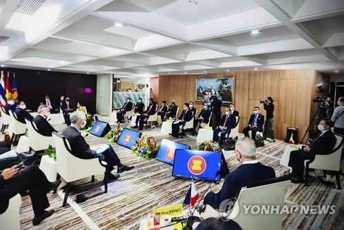 작년 4월 아세안 특별정상회의에 참석한 민 아웅 흘라잉 최고사령관(맨 오른쪽)
