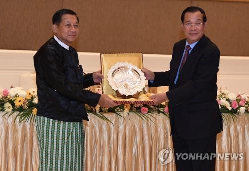 '화기애애' 훈센 캄보디아 총리(오른쪽)과 민 아웅 흘라잉 미얀마 최고사령관