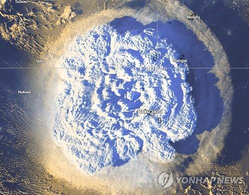 1월 15일 남태평양 통가 인근에서 폭발한 해저화산을 인공위성에서 촬영한 모습. 통가 기상청 제공. [EPA=연합뉴스 자료사진. 재판매 및 DB 금지]