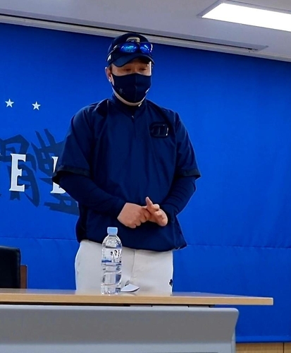 사과하는 이동욱 감독