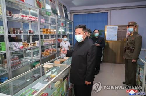 평양 약국 찾아 의약품 공급실태 파악하는 북한 김정은 국무위원장