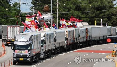 화물연대 파업 중인 하이트진로 이천공장 (이천=연합뉴스) 홍기원 기자 = 화물연대 총파업을 하루 앞둔 6일 오후 이미 파업이 진행 중인 경기도 이천시 하이트진로 이천공장 앞에 화물차들이 주차되어 있다. 전국민주노동조합총연맹(민주노총) 산하 공공운수노조 화물연대본부는 화물자동차 안전 운임제 일몰 폐지 및 확대, 고유가에 따른 운송료 인상 등을 요구하며 7일 0시부터 무기한·전면 총파업에 돌입한다. 2022.6.6 xanadu@yna.co.kr(끝)
