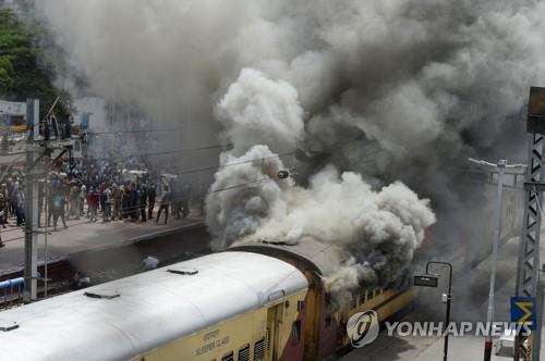 인도군 모병제 개편 항의 시위대가 세쿤데라바드에서 불태운 열차.