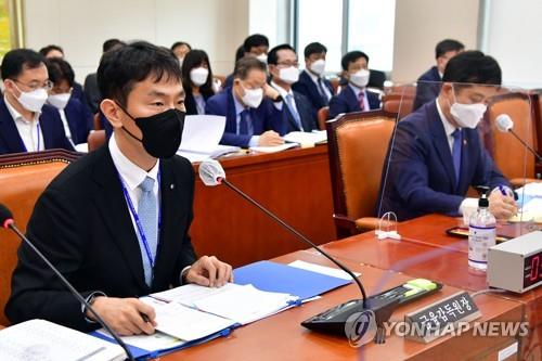 답변하는 이복현 금융감독원장