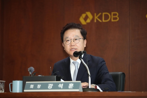 기자간담회에 발언하는 강석훈 산은 회장