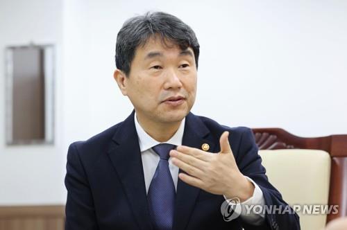 인터뷰하는 이주호 부총리