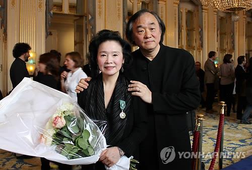 '시' 윤정희, 프랑스 문화예술공로훈장 수상
