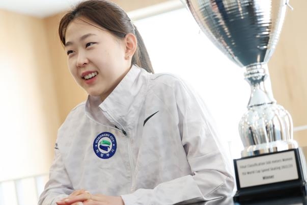 트로피 옆에 둔 김민선