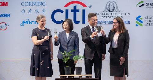 우드커크 AIT 타이베이처장, 차이 총통, 암참 회장, 로젠버그 AIT회장(왼쪽부터)