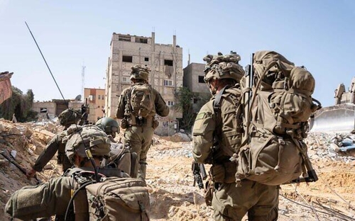 가자지구 남부 최대도시인 칸 유니스에서 작전 중인 이스라엘군 병사들